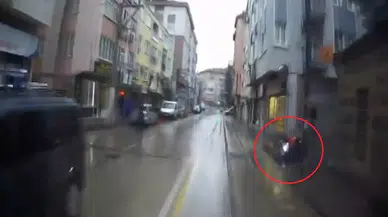 Yağmurda Kayan ve Caddeye Fırlayan Başıboş Motosiklet Faciaya Neden Oluyordu..