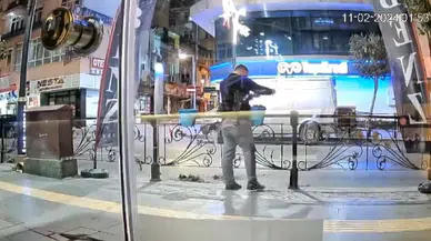 Yol Üzerinde Bulunan Saksıların Toprağını Etrafa Saçtı, Yaptığına Kimse Mana Veremedi