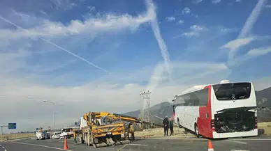 Yola Düşen Aydınlatma Direğine Çarpan Otobüs Kaza Yaptı: 2 Meyyit