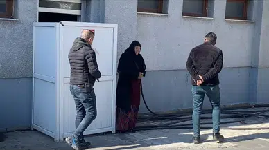 Zabıtayı Gören Dilenci, Bayanlar Tuvaletine Saklandı