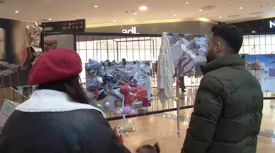 Zelzele Fotoğraflarını Gerçek Nesnelerle Süsleyerek Sergilediler
