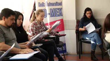7 Kıtadan İnsan Tek Lisan İçin Bir Ortada