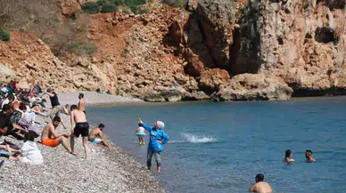Antalya’da Ramazan Ayı Öncesi Konyaaltı Kıyısı Doldu Taştı