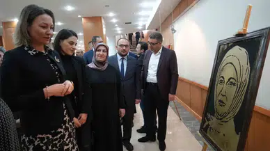 Atıl Kartonlardan Sanat Yapıyor