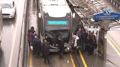 Avcılar’da İki Metrobüs Çarpıştı: 5 Yaralı