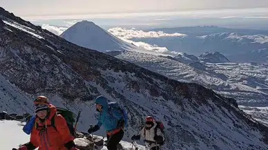 Bayan Dağcılar Ağrı Dağı Tepesinde
