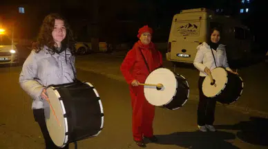 Bayan Davulcular, Birinci Sahura Vatandaşları Manilerle Uyandırdı