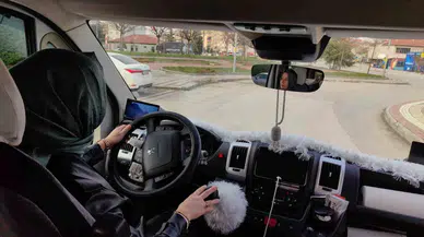 Bayan Servis Sürücüsü Ustalara Taş Çıkarıyor
