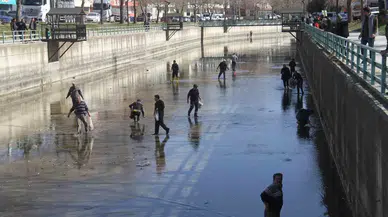 Beyşehir Gölü’nden Kanala Dökülen Balıkları Toplamak İçin Birbirleriyle Yarıştılar