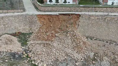 Elazığ’da Yağışlarla Birlikte İstinat Duvarı Çöktü