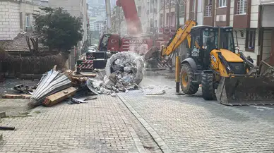 Esenyurt’ta Tamirat Yapılan Minarenin Petek ve Külah Kısmı Halatın Kopması Sonucu Yere Düştü