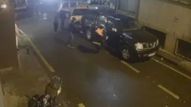 İstanbul’da Sokak Ortasında Silahlı Taarruz Kamerada: Yürüyüşünü Beğenmediği İçin Bacaklarından Vurdu