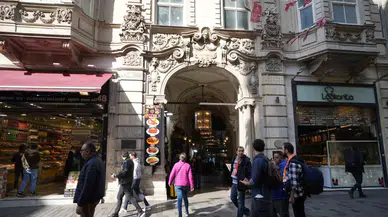 İstiklal Caddesi’nde Keşfedilen 130 Yıllık Gizemli Tünel: Rumeli Han Geçidi Ziyaretçilerin Uğrak Noktası Oldu
