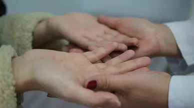 Kalem Tutamıyor, Tokalaşamıyordu: El Terlemesinden 1 Saatlik Ameliyatla Kurtuldu