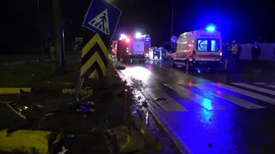 Kavşakta Araba ile Hafif Ticari Araç Çarpıştı: 2 Yaralı