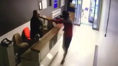 Sultangazi’de Dehşet Anları Kamerada: Maskeli 4 Kişi Kalaşnikofla İşyerini Basıp Bekçiyi Rehin Aldı