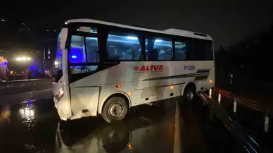 Yağmur Sebebiyle Kayganlaşan Yolda Emekçi Servisi Bariyere Çarptı: 1 Yaralı