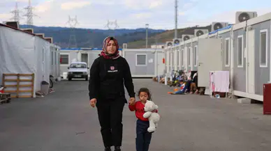 Zelzelede Binadaki 70 Şahıstan 66’sı Hayatını Kaybetti, Kurtulan Ailede Anne Hem Çocuğuna Bakıyor Hem Çalışıyor