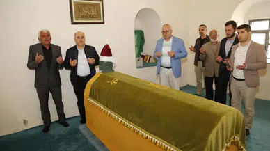 Vali, Türbe ve Camileri Inceledi