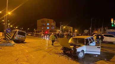 Araba ile Hafif Ticari Araç Çarpıştı:7 Yaralı