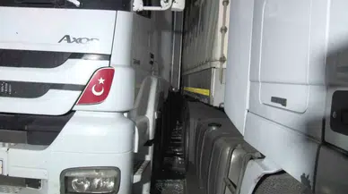 Ataşehir’de Denetimden Çıkan Tır Park Halindeki 2 Tıra Çarptı: 1 Yaralı