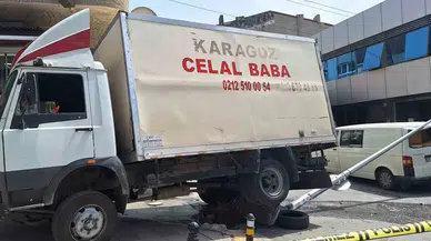 Bayrampaşa’da Facianın Eşiğinden Dönülen Anlar Kamerada: Kimyasal Unsur Yüklü Kamyonet Yokuş Aşağı Gelip Elektrik Direğine Çarptı