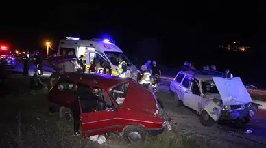 Çanakkale’de İki Araba Baş Başa Çarpıştı: 8 Yaralı