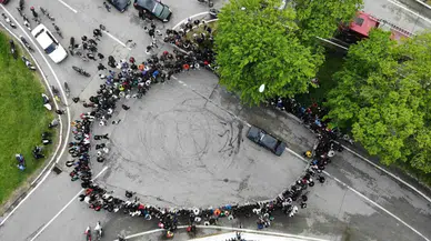 Canını Hiçe Saydı, Drift Atan Arabanın Üzerine Atladı