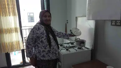 Depremzede Bayanın Yeni Yuvasında Birinci Yemeği Sarma Oldu