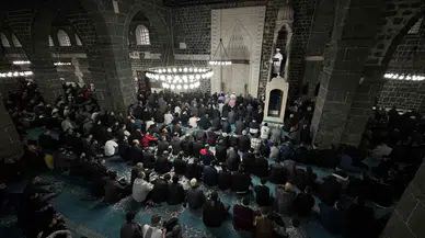 Diyarbakır’da Vatandaşlar Bayram Namazı İçin Ulu Cami’ye Akın Etti