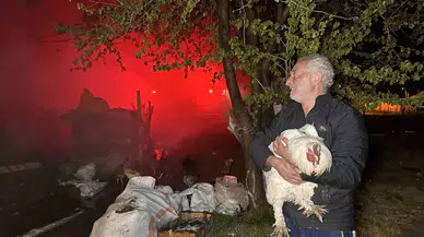 Dokuma Atıkların Toplandığı Depo Alev Alev Yandı: Yangından Kurtardığı Tavuğuna Bu türlü Sarıldı