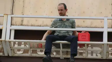 Elinde Akaryakıt Bidonu ile Üst Geçide Çıkıp Annesine ve Polislere Sıkıntı Anlar Yaşattı