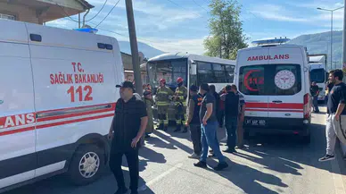Halk Otobüsü Direğe Çarptı 12 Yaralı