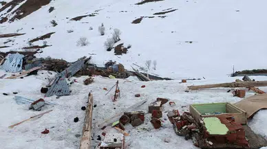 İspir’de Çığ Yayla Konutlarını Yerle Bir Etti
