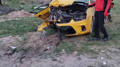 Niğde’de İki Araba Baş Başa Çarpıştı: 1’i Ağır 4 Yaralı