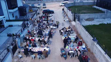 Tüm Mahalle Sakinleri Birebir Sofrada İftar Açtı