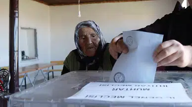 Türkiye’nin En Yaşlı Seçmeni 117 Yaşındaki İstek Nine Oyunu Kullandı
