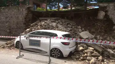 Üsküdar’da Site Duvarı Çöktü, 2 Araba Altında Kaldı