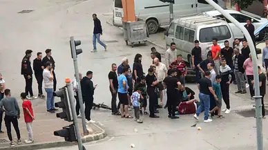 Yaralının Yardımına Koştular Kaçan Arabanın Altında Kalmaktan Saniyelerle Kurtuldular