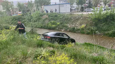 Yolunu Kaybeden Vatandaş Gece Su Kanalına Uçtu, Sabah Arabasını Kurtarmaya Geldi