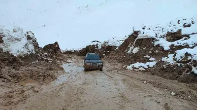 Yüksekova’da Heyelan Sonucu Kapan Köy Yolu Denetimli Olarak Açıldı