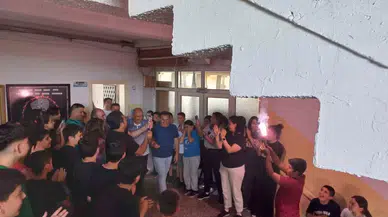 40 Yıldır Tıpkı Okulda Vazife Yapan "Kurtul Amca"Ya Yürek Isıtan Emeklilik Uğurlaması