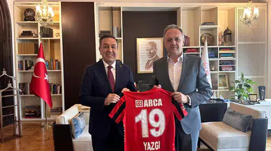 Dere Bakan Yardımcısına Forma Hediye Etti