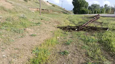 Kontrolden Çıkan Araç Elektrik Direğine Çarptı