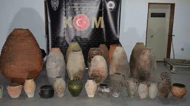 Amasya’da Devriye Gezen Bekçiler Fark Etti, Minibüste 26 Tarihi Küp Ele Geçirildi