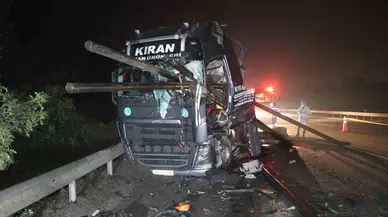 Anadolu Otoyolu’nda Feci Kaza: Demir Borular Tırın Ön Camından Çıktı