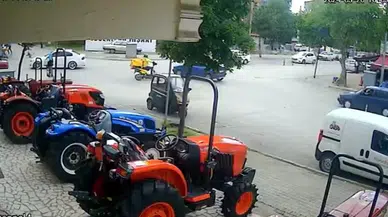 Arabayla Çarpışan Motosikletli Kurye Yaralandı