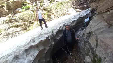Bitlis’in Kar Tünelleri Buzdan Mağaraları Andırıyor