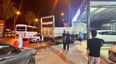 Denetimden Çıkan Kamyon 4 Arabası Biçti, O Anlar Güvenlik Kamerasına Yansıdı