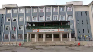 Diyarbakır’da Okul Müdürü Öğrenci Tarafından Bıçaklandı